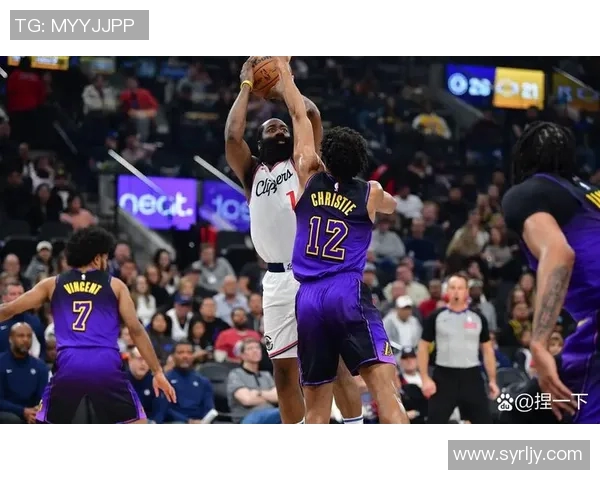 马刺与雷霆激战正酣NBA赛场精彩瞬间回顾与分析